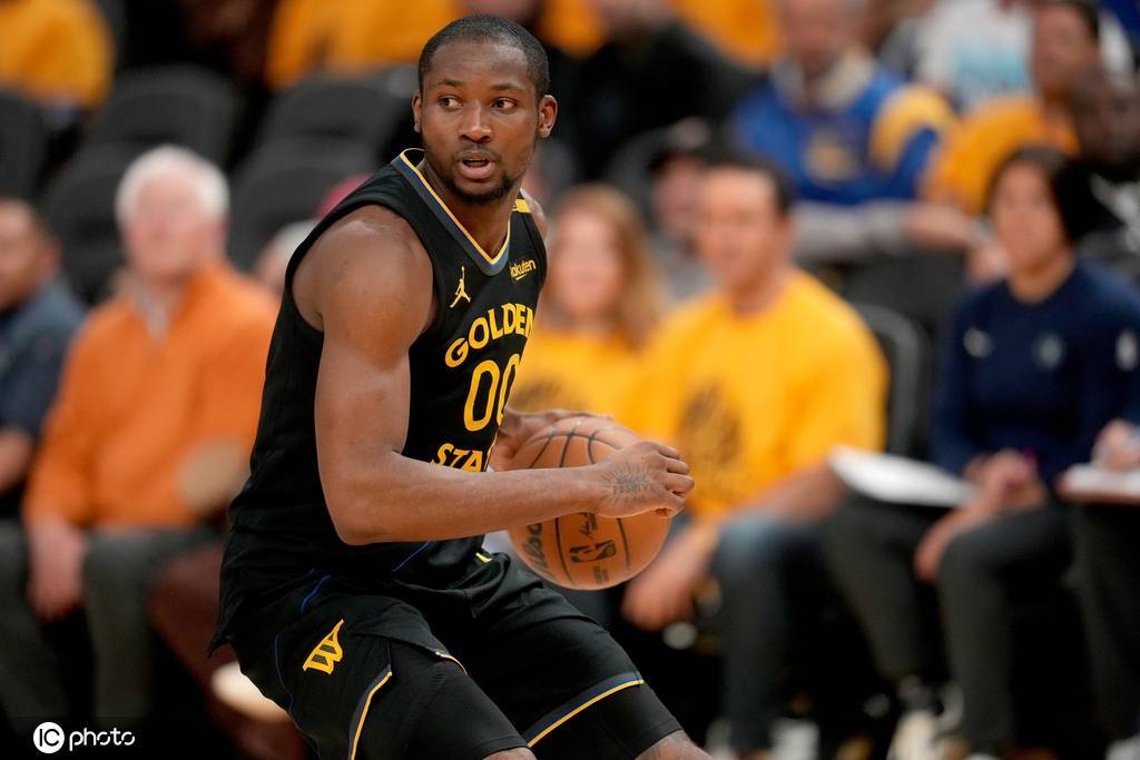 勇士开出3年7520美元合同+球队选项 遭库明加拒绝 勇士开出3年7520美元合同+球队选项 遭库明加拒绝