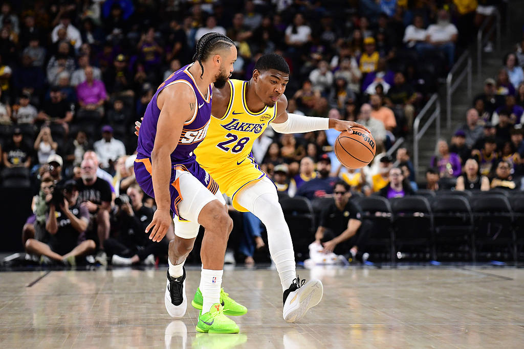 季前赛-布克24分里夫斯20分 詹东缺阵湖人81-103负太阳 季前赛-布克24分里夫斯20分 詹东缺阵湖人81-103负太阳