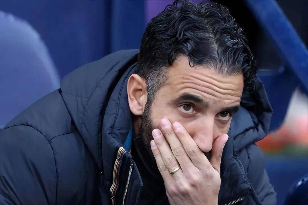 30万周薪突生变数!曼联“砍薪留人”暗藏玄机,32岁面临残酷抉择 30万周薪突生变数!曼联“砍薪留人”暗藏玄机,32岁面临残酷抉择