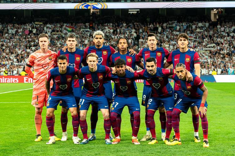 西甲国家德比!皇马主场死磕巴萨,榜首归属谁能抢占先机? 西甲国家德比!皇马主场死磕巴萨,榜首归属谁能抢占先机?