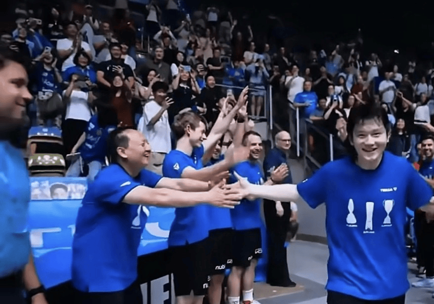 德甲夺冠夜，樊振东干了两件大事：捧起三冠王奖杯，还当了一回“民间外交官”